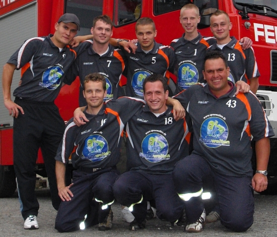 Gruppenbild der M&auml;nner + gewonnenne Pokale